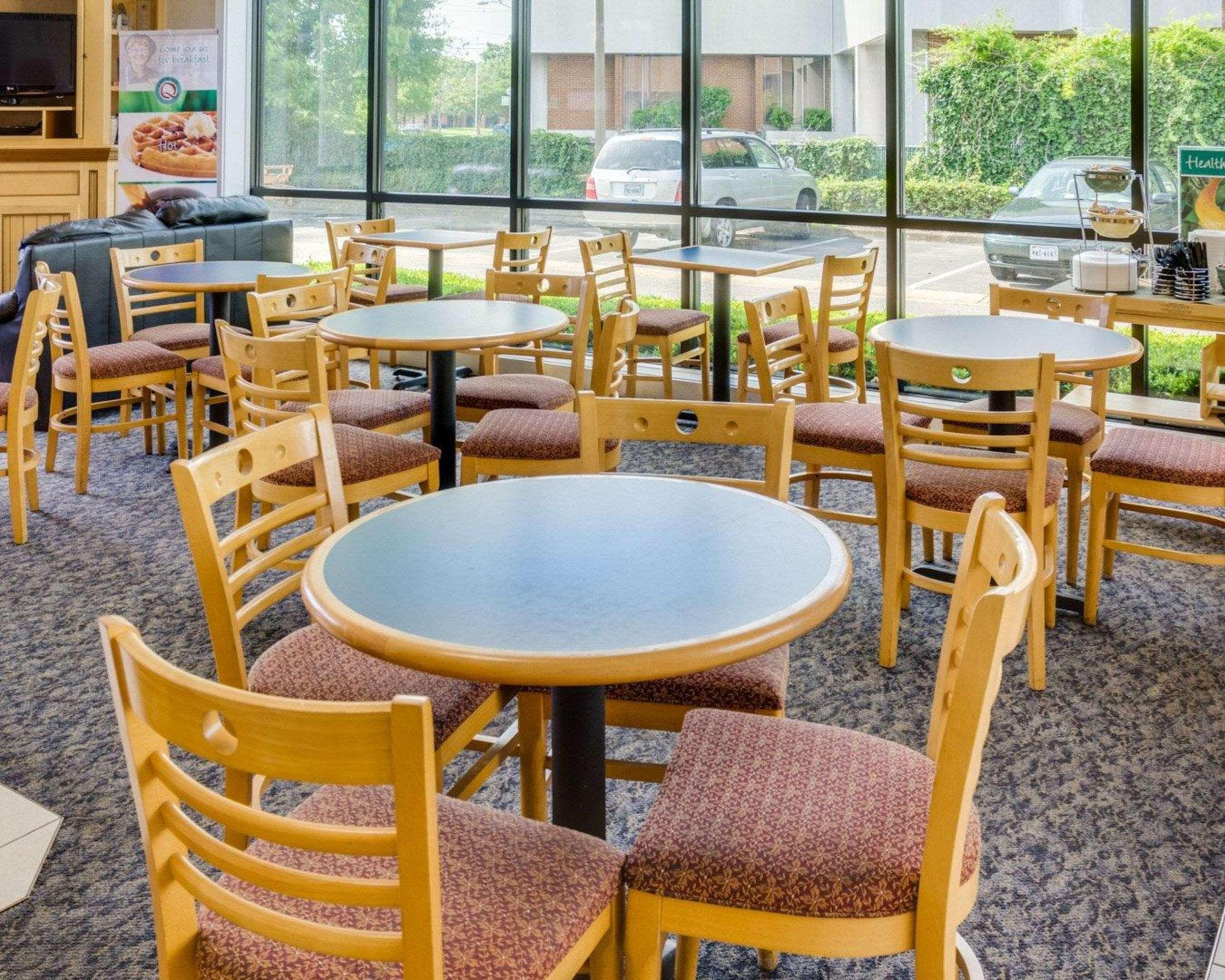 Hotel Econo Naval Station 2*